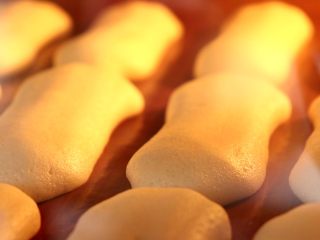 手指饼干,放入预热好的烤箱中层，上下管150度，烤15min左右
tips：具体时间的长短，根据自家烤箱的情况作适当的调整