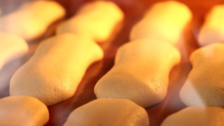 手指饼干,放入预热好的烤箱中层，上下管150度，烤15min左右
tips：具体时间的长短，根据自家烤箱的情况作适当的调整