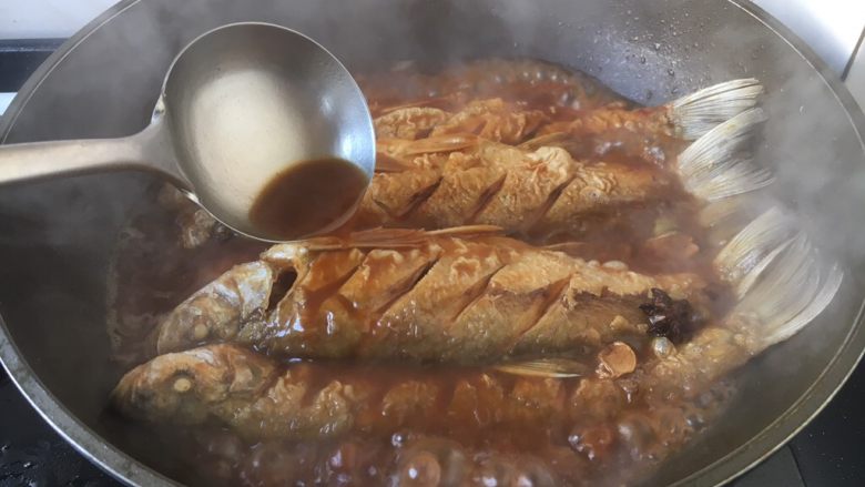 红烧鲢鱼,大火煮开，烧制8～10分钟。
烧制期间用勺将汤汁浇在鱼的身上，以便入味，这样反复重复2～3遍。