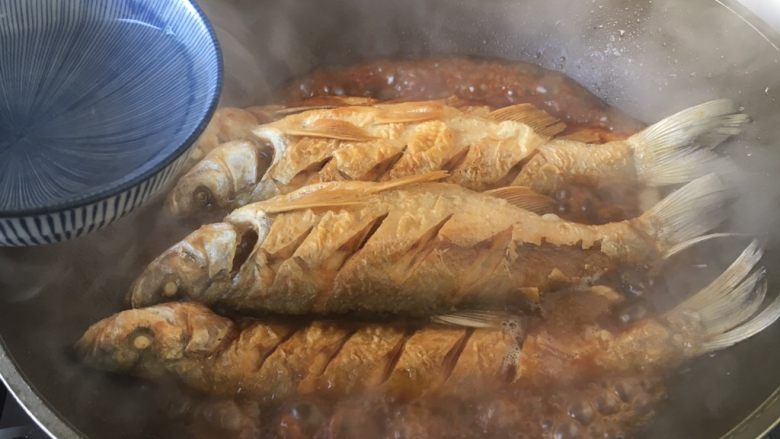 红烧鲢鱼,倒入3小碗的水，水的量与食材齐平。