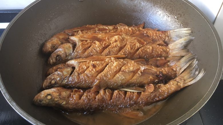 红烧鲢鱼,最后将汤汁收至浓稠。