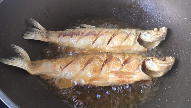 红烧鲢鱼,将鲢鱼两面煎成金黄色。