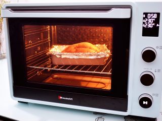 烤红薯,放入预热好的烤箱，上下火230度，中层60分钟
