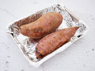 烤红薯,烤好取出晾至温热即可食用