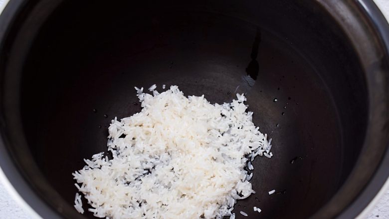 红薯红枣粥,把大米放入高压锅内胆中