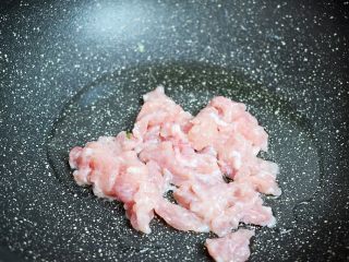 家常炒刀削面,原锅倒入适量的食用油烧热，放入猪肉翻炒至变色变白