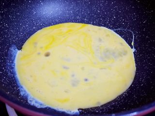 青椒炒鸡蛋,锅中倒入适量的食用油烧热，倒入鸡蛋液