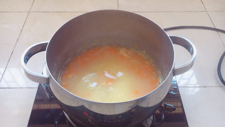 南瓜小米粥,粥煮好后，在食用之前放入枸杞即可。