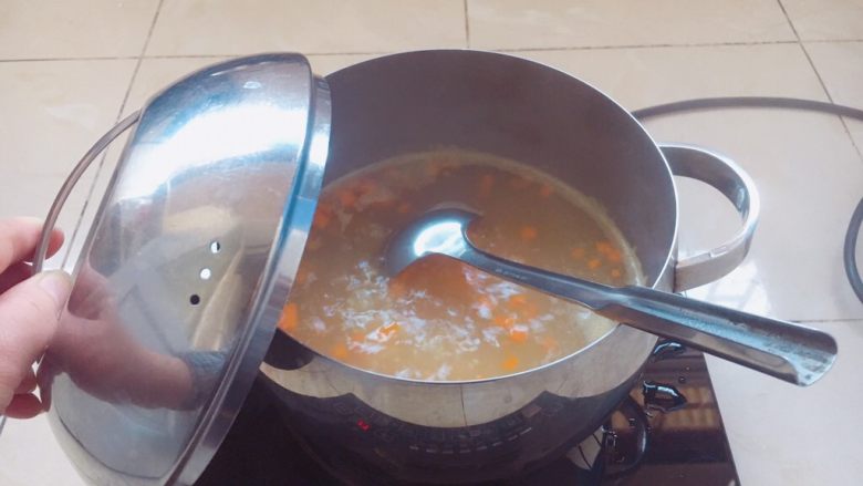 南瓜小米粥,大火煮开，小火煮20分钟。