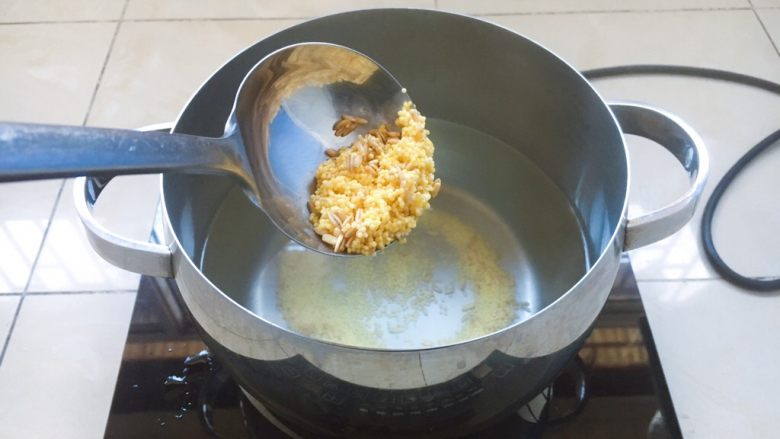 南瓜小米粥,将水烧开，放入小米和燕麦米。