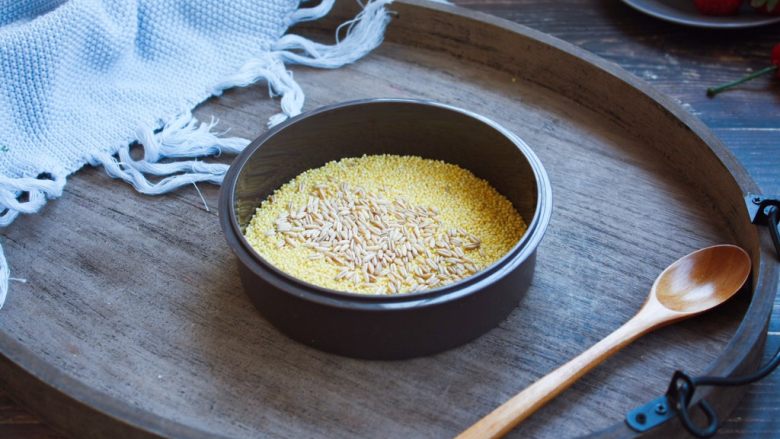 南瓜小米粥,将小米和燕麦米混合在一起，清洗干净。