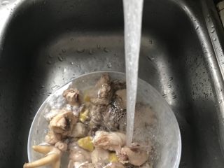 龙须笋炖鸡,用活水反复清洗干净，稍微沥干水份。