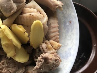 龙须笋炖鸡,另起瓦锅烧水，煮开后放入鸡肉、姜片。