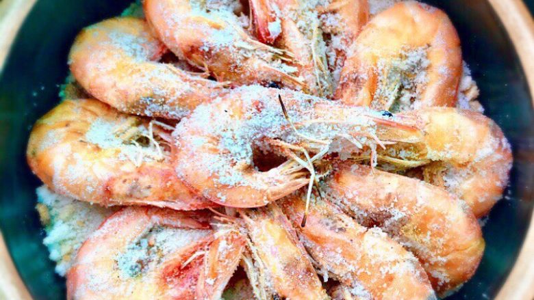 盐焗虾,将炒过的盐铺在砂锅底部，再将盐焗好的虾盛在砂锅里即可享用美味了。