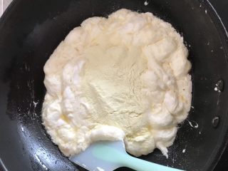 网红草莓雪花酥,加入奶粉，继续快速搅拌均匀，直到奶粉完全融化到棉花糖里