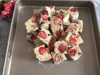 网红草莓雪花酥,用刀切成均匀的小方块