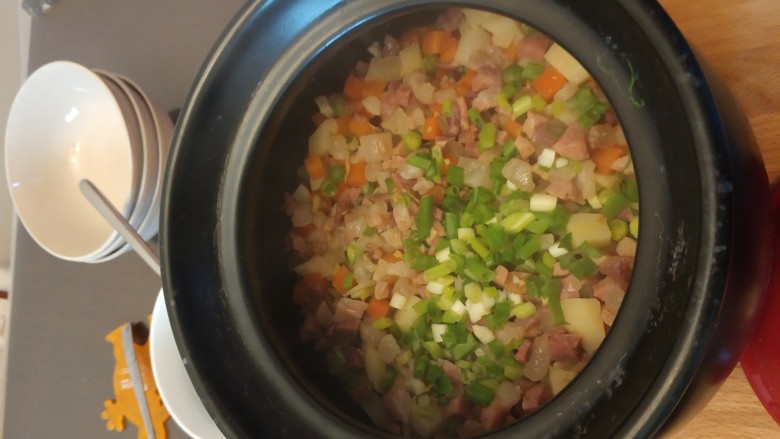 云腿煲仔饭,砂锅煮米饭，米饭定型加入炒制好的菜，肉，继续焖制五分钟