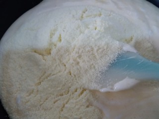 超级简单的牛扎饼干,黄油和棉花糖充分融合后，加入奶粉