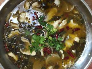 老坛酸菜鱼,起锅，放入适量干辣椒、干花椒炝香