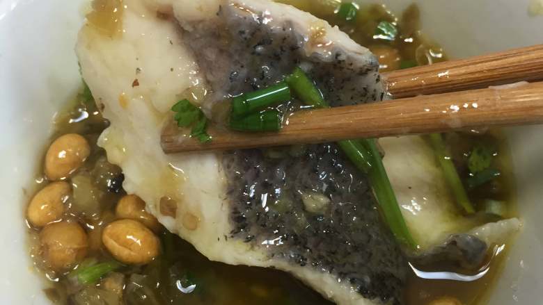 老坛酸菜鱼,准备味碟，根据个人喜好放入调味料，打点鱼汤上的浮油在里面。喜欢吃辣的可以再放点新鲜的小米辣