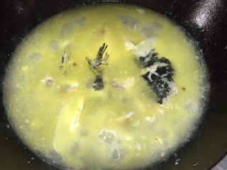 老坛酸菜鱼,锅内下油，倒入鱼骨煎一下，倒入开水，大火冲汤，使汤色变白后捞出鱼骨