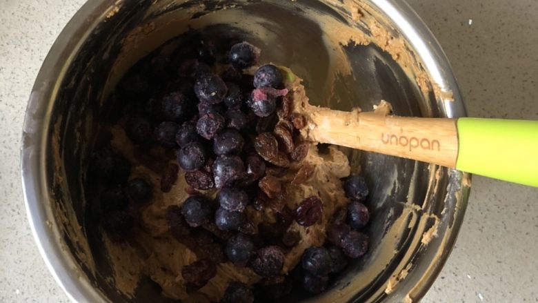 蓝莓秒芙蛋糕,加入蓝莓和干果（留一点做装饰），果干可以拿葡萄酒或者清水泡15-20分钟