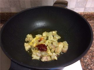 高笋烧牛筋,放入一勺豆瓣酱翻炒出香味。