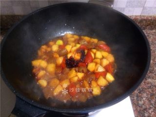 高笋烧牛筋,出锅前加入1勺豆瓣酱翻炒均匀即可出锅。