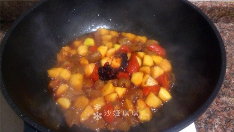 高笋烧牛筋,出锅前加入1勺豆瓣酱翻炒均匀即可出锅。