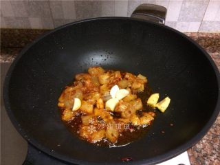 高笋烧牛筋,放入生姜和大蒜翻炒片刻。