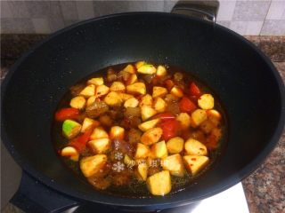 高笋烧牛筋,倒入适量清水煮开，并煮至汤汁浓稠。