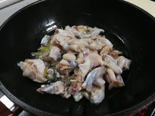 酱爆田鸡,锅内下油，放入田鸡，姜丝，适量盐和一勺米酒翻炒