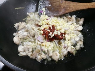 酱爆田鸡,爆炒至微微金黄，放入蒜米和豆瓣酱