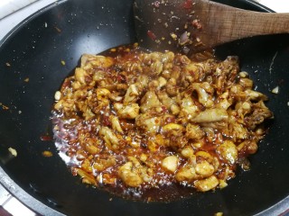 酱爆田鸡,加入1勺米酒，爆炒出香味，和红油，炒2-5分钟