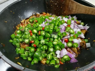酱爆田鸡,放入洋葱和辣椒，加入适量盐，和鸡精，调味