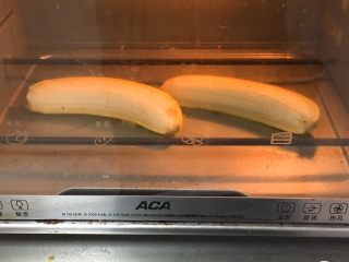 香蕉蛋糕卷,香蕉用熟一点的，也可以通过烤箱、微波炉加热。