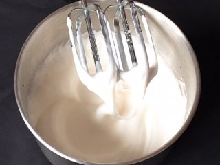 香蕉蛋糕卷,用打蛋器高速搅打50圈，蛋白出现下垂的弯钩，再加入15克细砂糖。