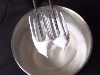 香蕉蛋糕卷,继续搅打50圈，蛋白细腻光滑再加入15克细砂糖。