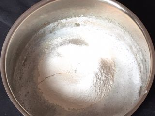 香蕉蛋糕卷,过筛低筋粉，同样用打蛋器低速搅拌至浓稠。