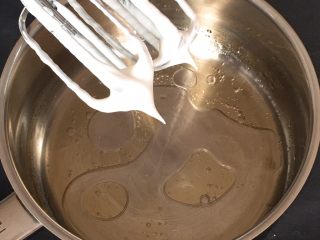香蕉蛋糕卷,锅中加入玉米油和清水，加盐，打蛋头不要清洗继续搅打，油水融合，大约十几秒。