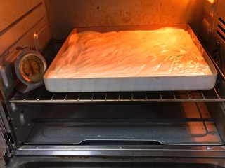 香蕉蛋糕卷,烤箱预热至150度，烤制20分钟。