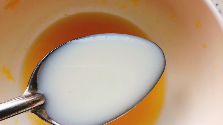 橙子蒸蛋-12m➕宝宝辅食,拿来装走橙汁的碗，加入2勺全脂<a style='color:red;display:inline-block;' href='/shicai/ 219'>牛奶</a>。（加鲜奶也可以，但需在自家宝宝不过敏的前提下）