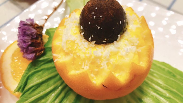 橙子蒸蛋-12m➕宝宝辅食,在巧克力周围撒上椰蓉丝，增加口感。