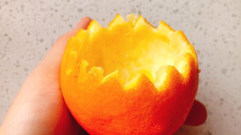 橙子蒸蛋-12m➕宝宝辅食,用小刀在橙子切口四周划出齿状，且用手剥去里面未处理干净的橙肉。