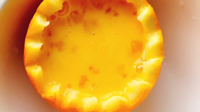 橙子蒸蛋-12m➕宝宝辅食,将蛋液倒入橙壳中，不可倒满，留1～2厘米，因为蛋液蒸熟后会膨胀。