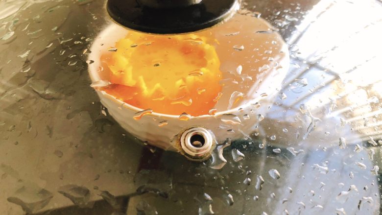 橙子蒸蛋-12m➕宝宝辅食,将橙子放到一个干净的碗里，再放到锅里隔水蒸18分钟。