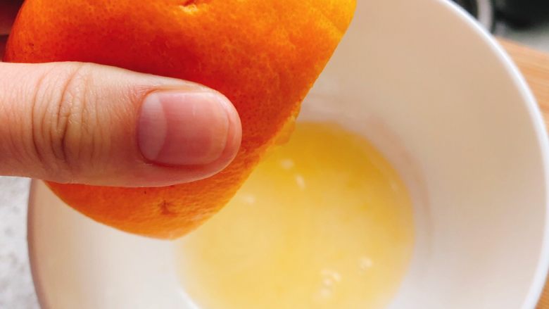 橙子蒸蛋-12m➕宝宝辅食,用手轻轻挤出少许橙汁到干净的碗里，备用。（用劲过大橙皮会破）
