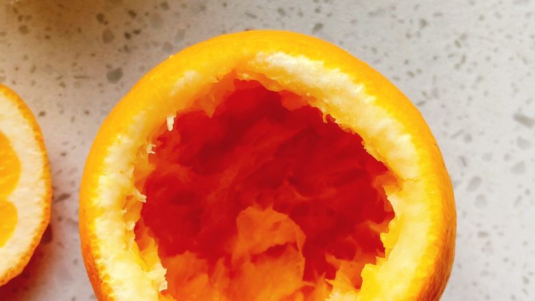 橙子蒸蛋-12m➕宝宝辅食,用勺子挖去橙肉。