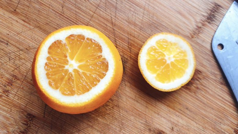 橙子蒸蛋-12m➕宝宝辅食,切下橙盖，切掉的是长叶子的那一面，另一面易于橙子站立，不容易倒。