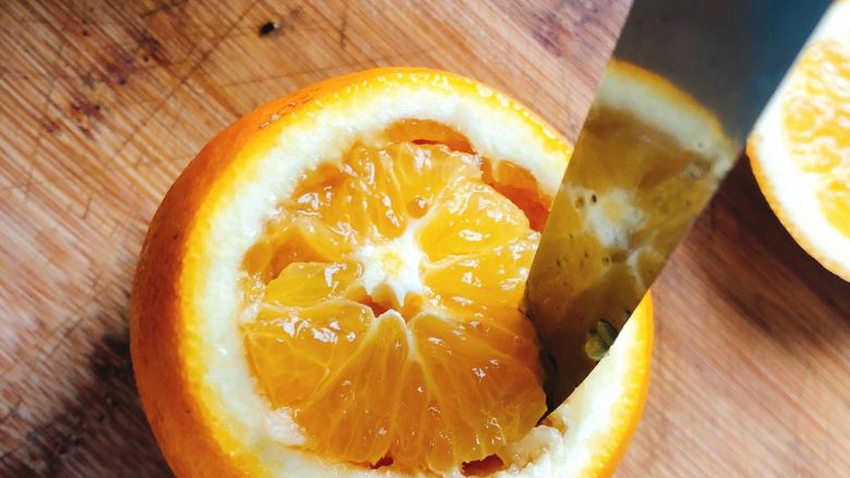 橙子蒸蛋-12m➕宝宝辅食,用小的尖刀沿着橙肉切一圈。